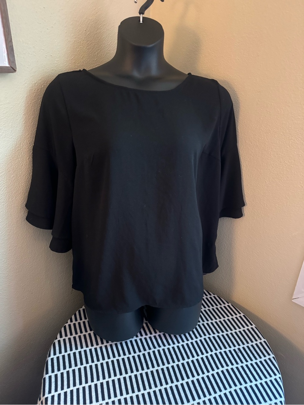 Ava & Viv Black Flutter Sleeve Crop Top